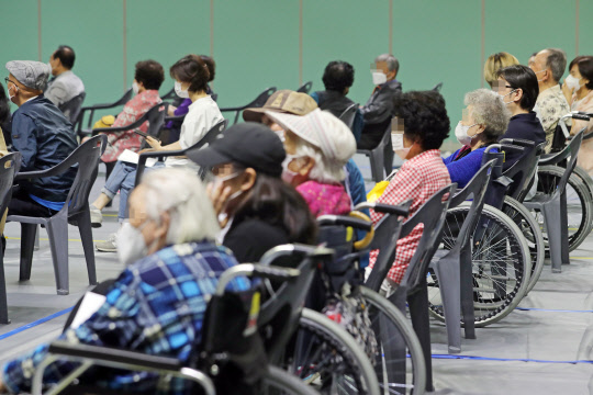 지난 11일 오전 서울 동작구 사당종합체육관에 마련된 코로나19 백신 접종센터에서 접종을 마친 시민들이 이상반응 관찰구역에서 휴식을 취하고 있다.. 연합뉴스